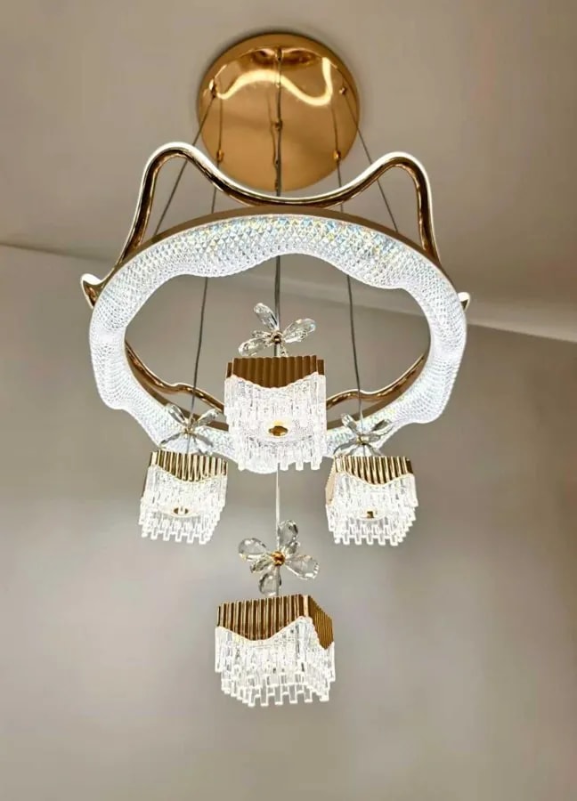 Lámpara Colgante LED Corona Dorada con 4 Pantallas de Cristal