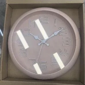 Reloj de Pared Redondo Rosado con Números en Relieve