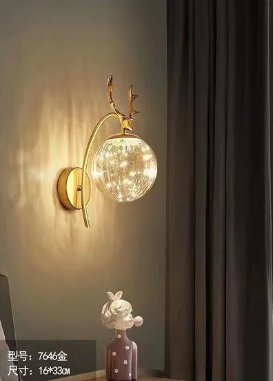 Aplique de Pared Dorado con Esfera de Vidrio y Astas 16x33 cm
