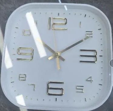Reloj de Pared Cuadrado Blanco con Números Dorados